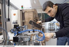 Un ingénieur en automatismes teste des branchements