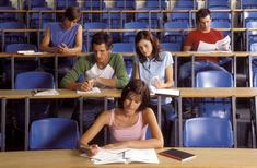 Etudiants en cours dans un amphithéatre