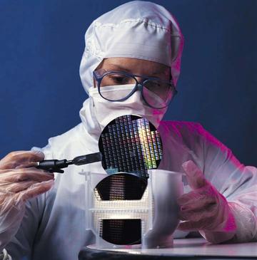 scientifique dans son laboratoire
