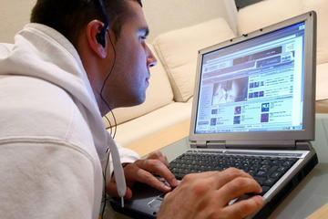 adolescent surfant sur internet