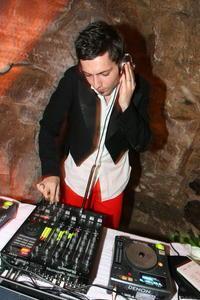 Disc-Jockey devant sa platine