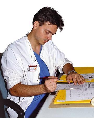 Médecin remplissant des dossiers 