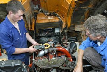 mécaniciens sur poids lourds