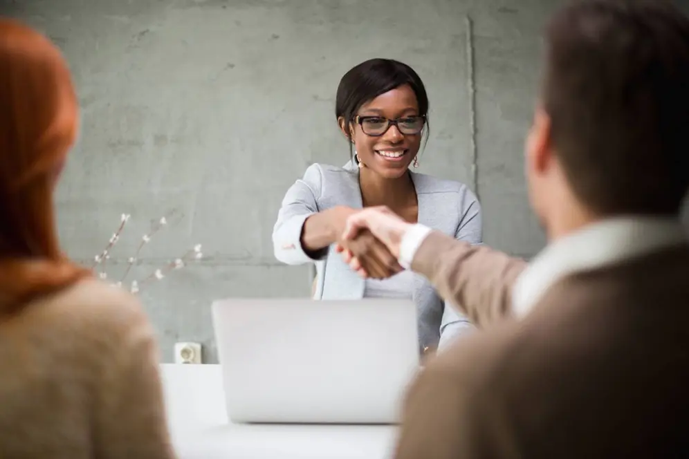 Jeune en recherche d’un contrat d’apprentissage consultant des offres d’alternance sur un ordinateur, accompagné dans ses démarches.