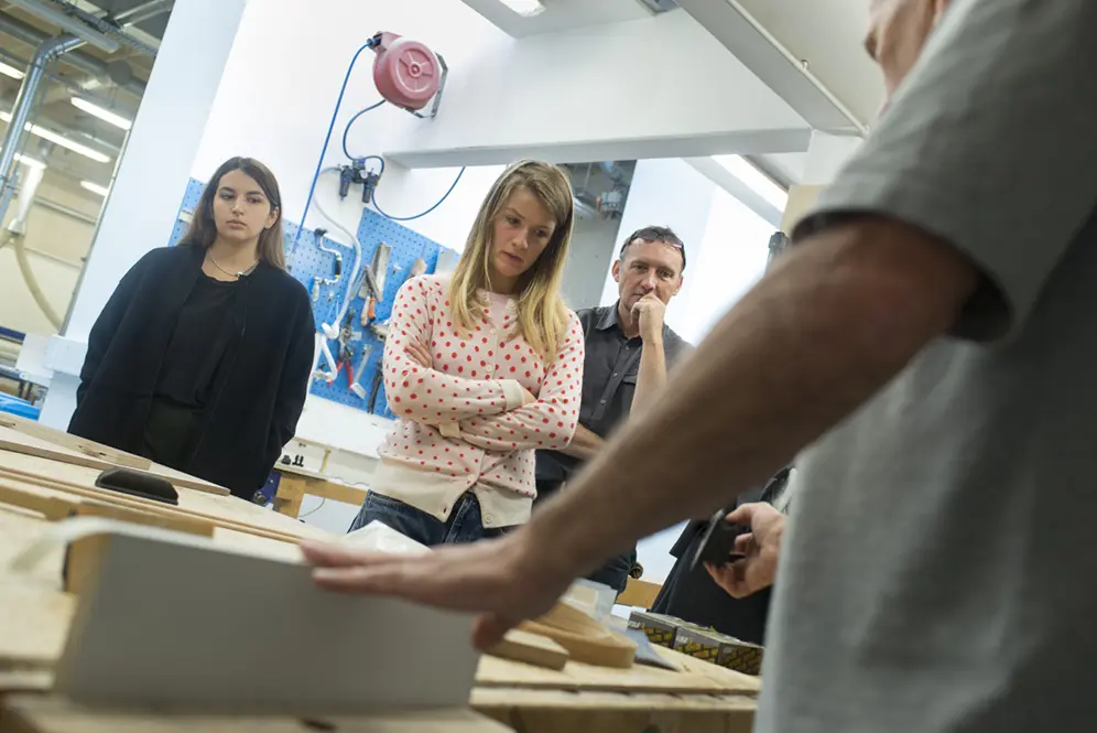 Visite de l'atelier bois à l'ENSAD par les élèves de 1ère année