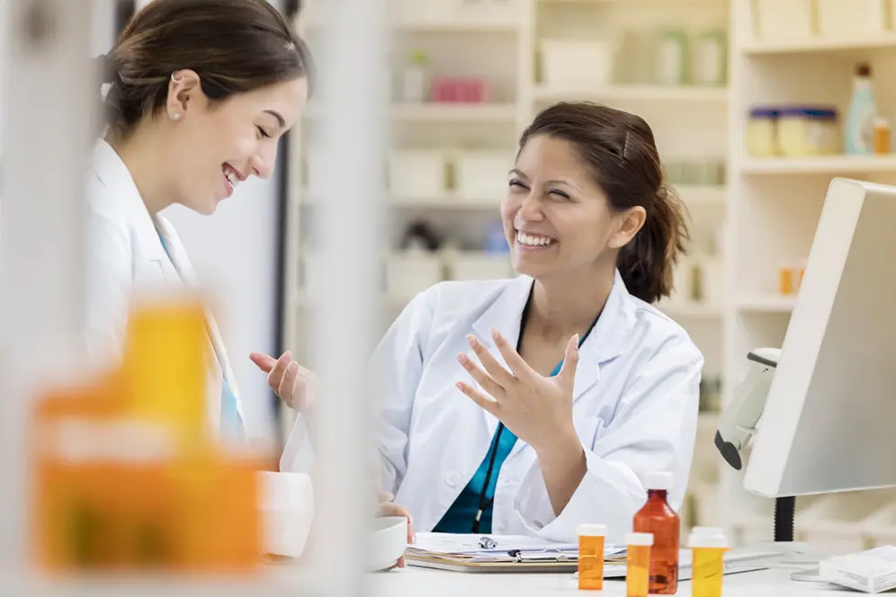 Apprentie en CAP ou bac professionnel échangeant avec sa maîtresse d'apprentissage dans une entreprise en France.
