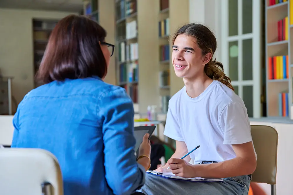 Jeune accompagné par un mentor dans son projet d’orientation.
