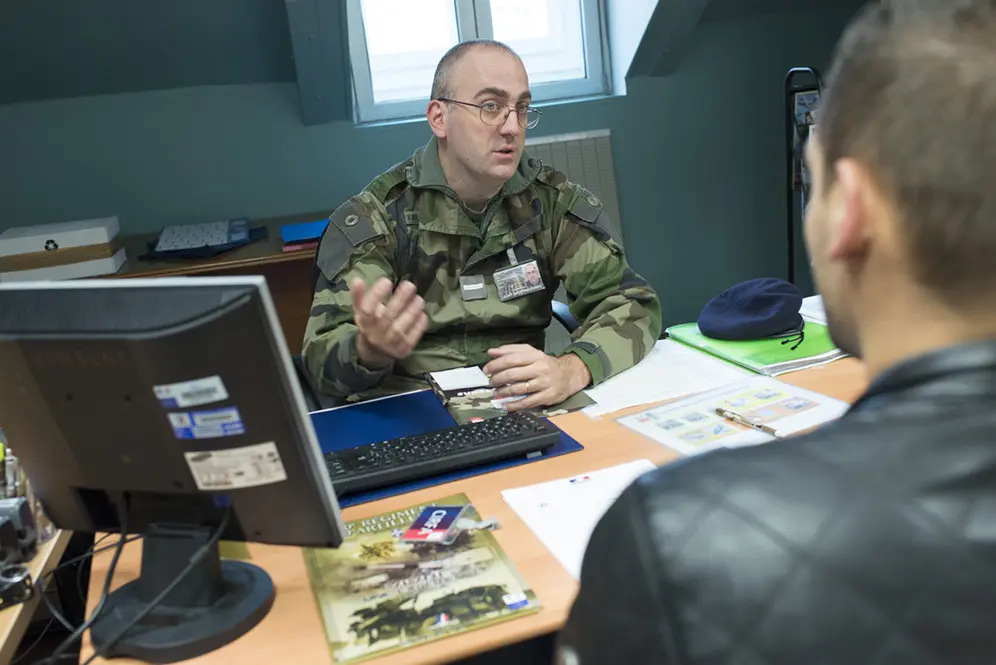 L’adjudant Xavier, conseiller en recrutement au Cirfa de Paris, en entretien avec un candidat.