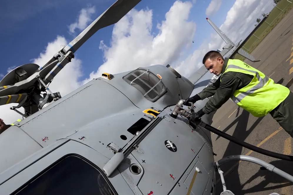 Maintenance d'un hélicoptère de l'armée