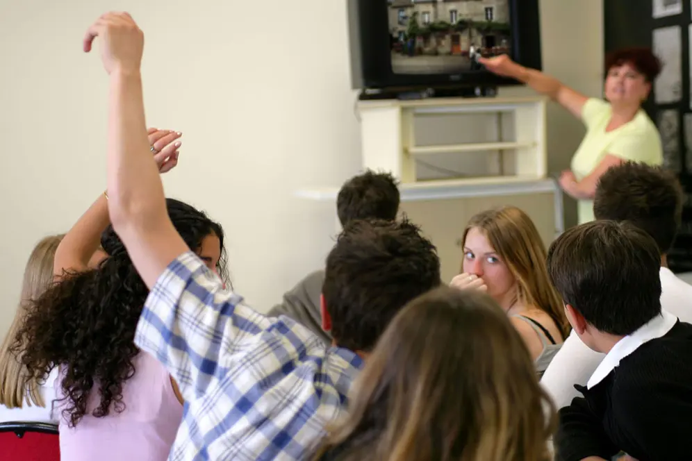 Élèves reprenant confiance dans une classe à effectif réduit dans un établissement de formation en alternance.