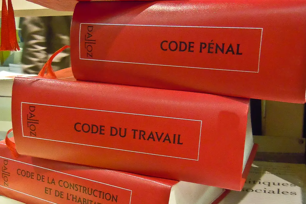 3 livres sur la tranche : Code pénal, Code du travail et Code de la construction et de l'habitation
