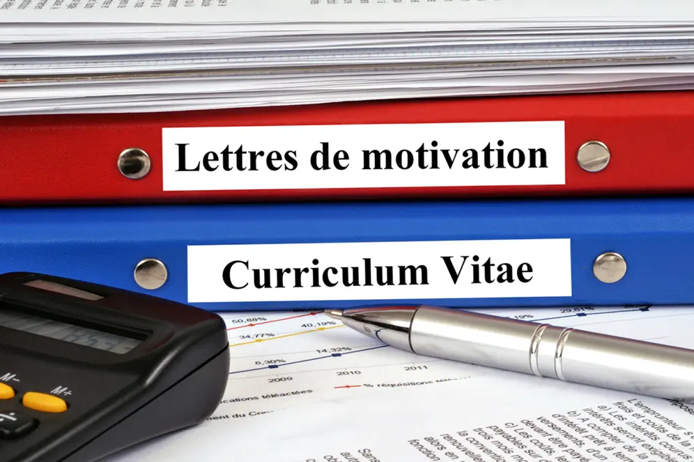Pile de documents comprenant des lettres de motivation et des curriculum vitae - CV.