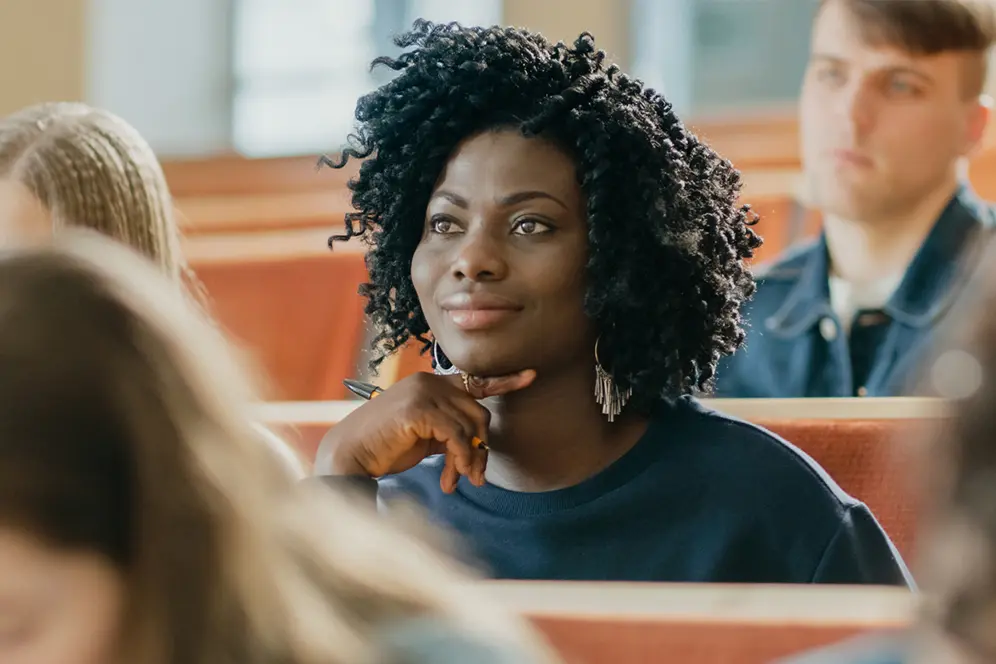 Etudiants en cours dans un amphithéatre