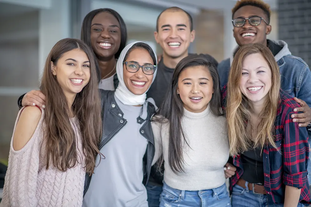 Groupe d'étudiants réunis sur un campus d'un établissement d'enseignement supérieur.