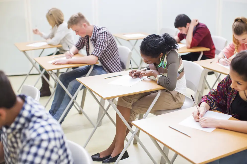 Candidats en salle d'examen passant un concours ouvrant l’accès aux métiers de la fonction publique.