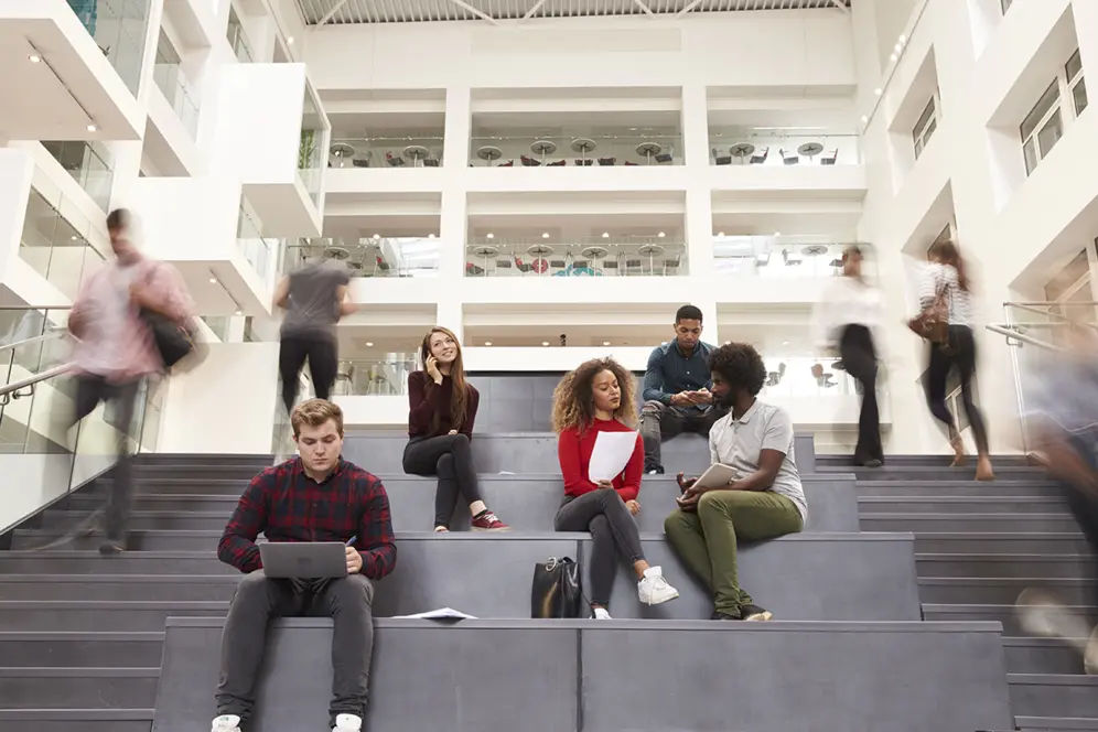 Étudiante et étudiant participant au programme Erasmus+ dans une université partenaire européenne dans le cadre de leur cursus.