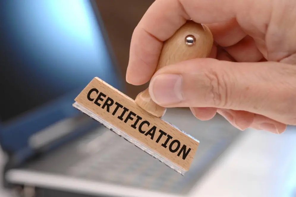 Étudiant consultant des informations sur les certifications professionnelles enregistrées au RNCP pour vérifier la reconnaissance de son diplôme.