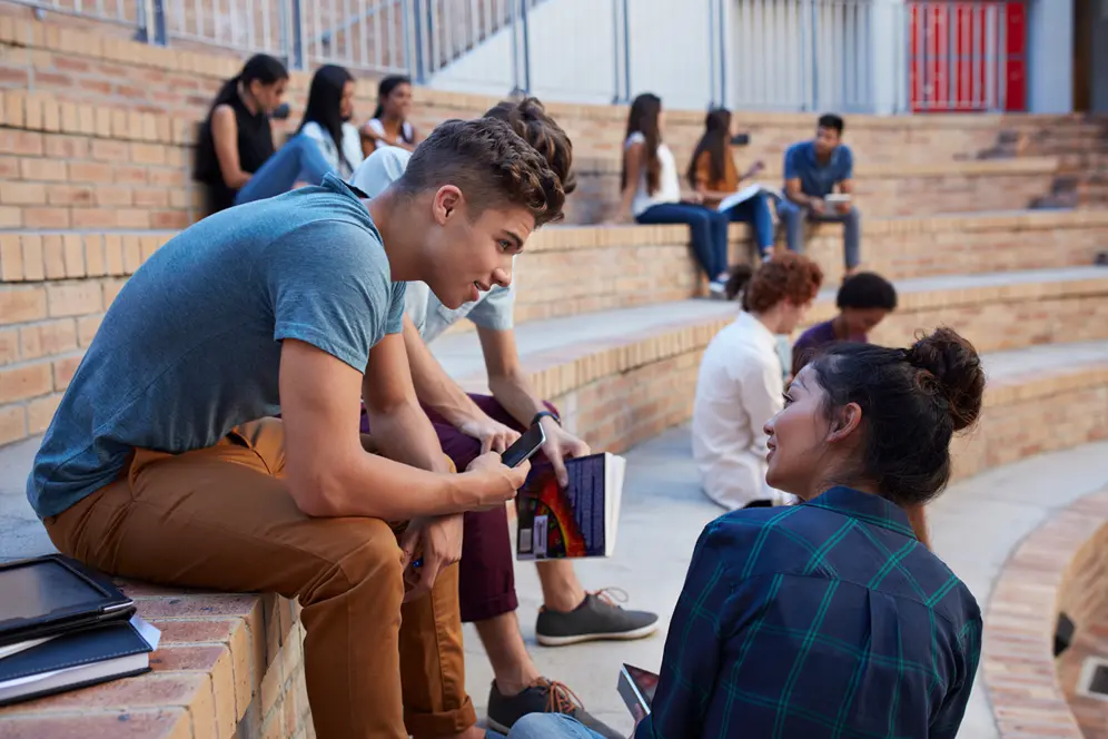 Jeunes étudiants discutant