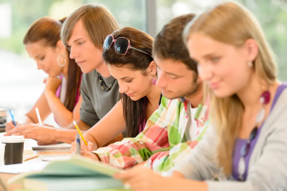 Étudiants à l’université pendant un cours en licence