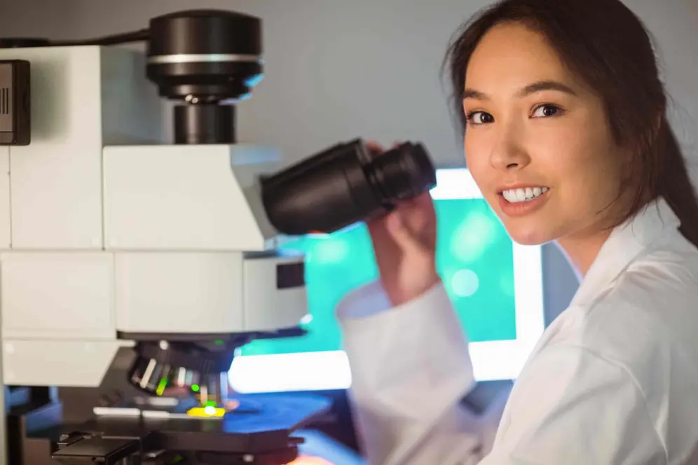 Jeune femme au microscope