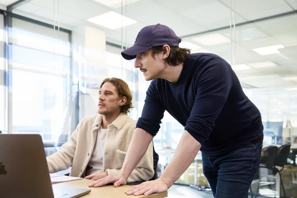 Thibault, d&eacute;veloppeur, et Thomas, directeur artistique, valident le visuel d'un projet