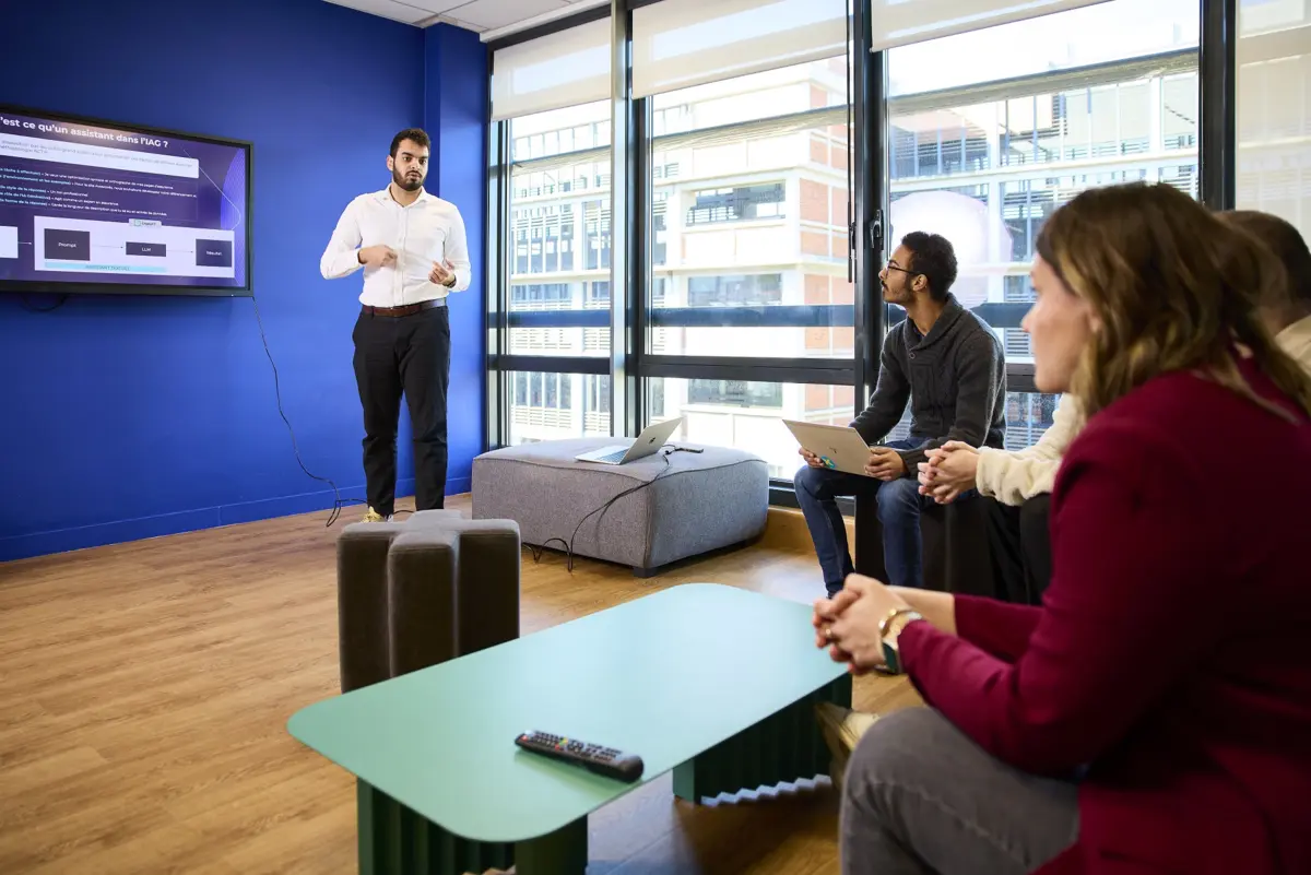 Imad, IA evangelist, anime une session de formation sur les diff&eacute;rents usages de l'intelligence artificielle