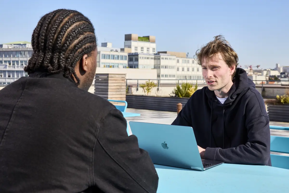 Vincent, creative strategist, briefe un influenceur pour une campagne de marketing d'influence