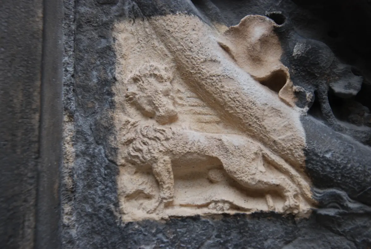 Gros plan sur un relief sculpture repr&eacute;sentant un animal