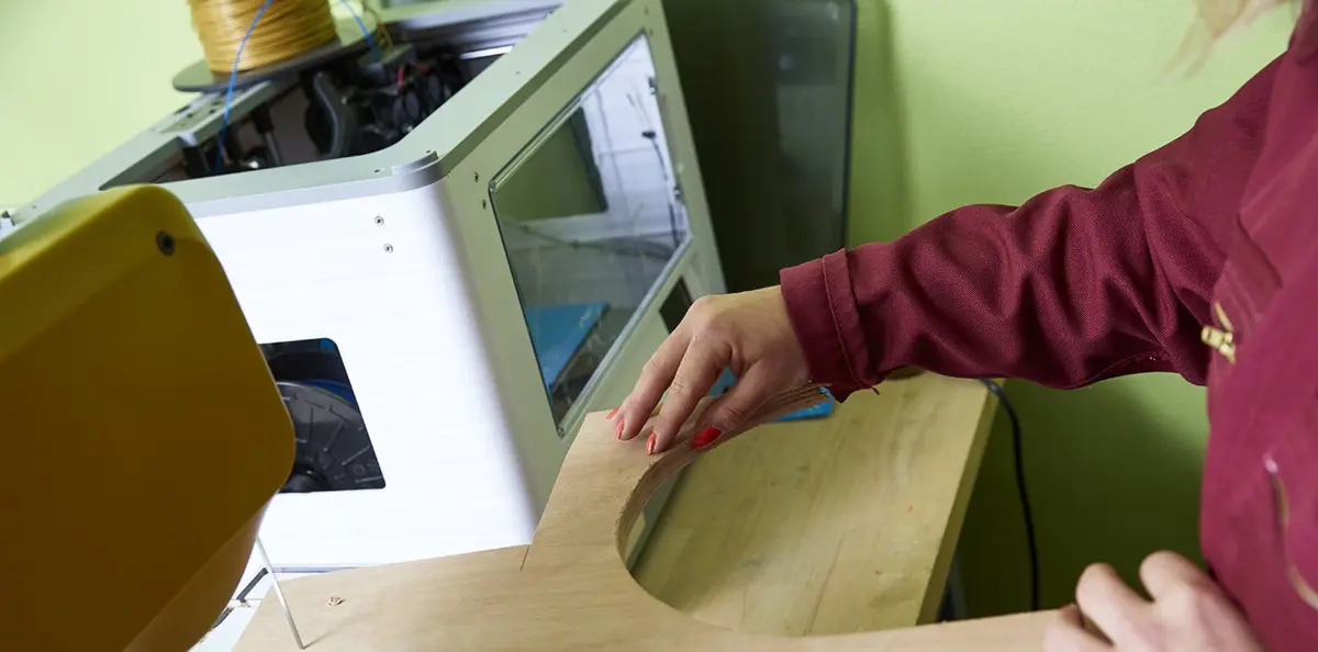 Gros plan sur les mains de Kim tenant une plaque de contreplaqu&eacute;