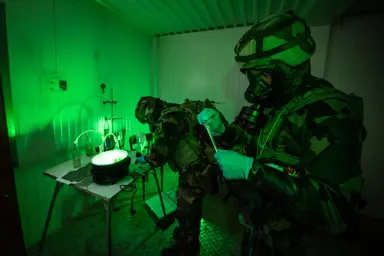 Chef  cheffe d'équipe des risques NRBC (nucléaires, biologiques ou chimiques)