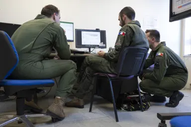 Navigateur officier / Navigatrice officière systèmes d'armes