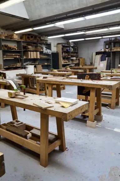 Vue d'ensemble d'un atelier de marquetterie