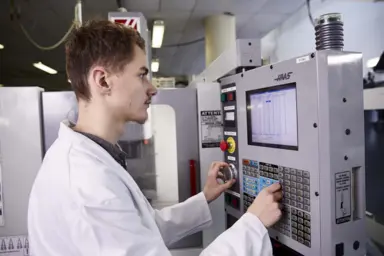 Hugo appuie sur les touches d'une machine