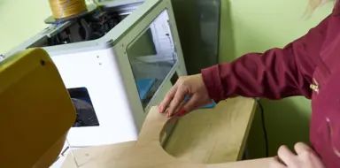 Gros plan sur les mains de Kim tenant une plaque de contreplaqu&eacute;