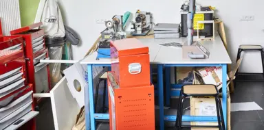 Gros plan sur une table sur laquelle sont pos&eacute;s des machines et outils