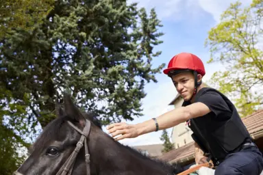 Pierre-Alfred mont&eacute; sur un cheval