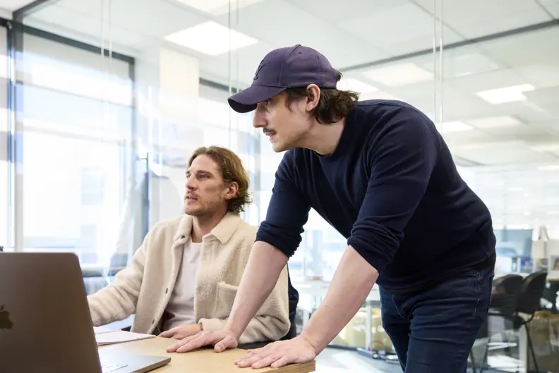 Thibault, d&eacute;veloppeur, et Thomas, directeur artistique, valident le visuel d'un projet