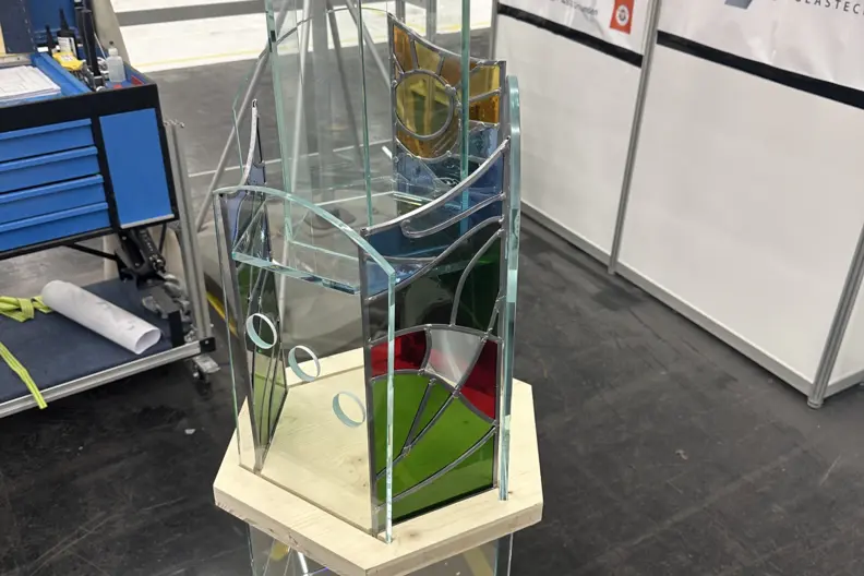 Table basse en verre, compl&eacute;t&eacute;e d'une partie en vitrail
