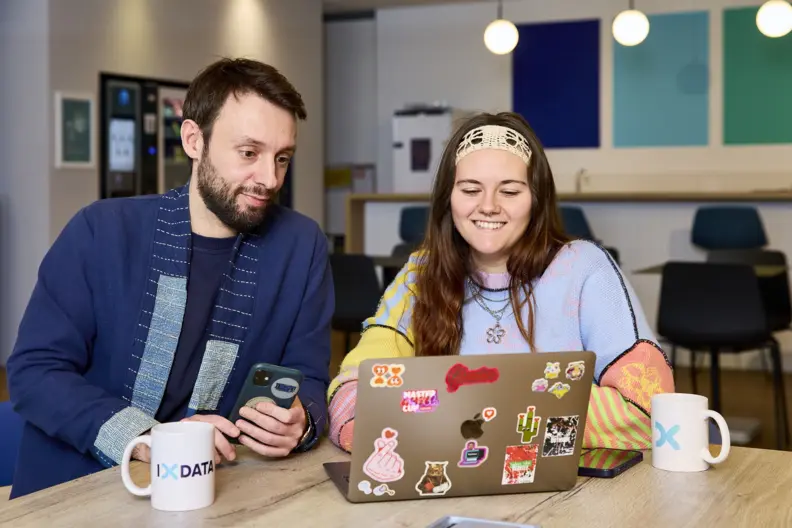 Marie, social media manager, montre &agrave; son responsable, Nicolas, la vid&eacute;o qu'elle vient de monter