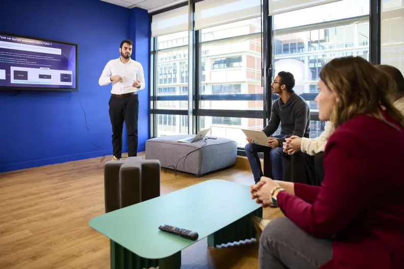 Imad, IA evangelist, anime une session de formation sur les diff&eacute;rents usages de l'intelligence artificielle