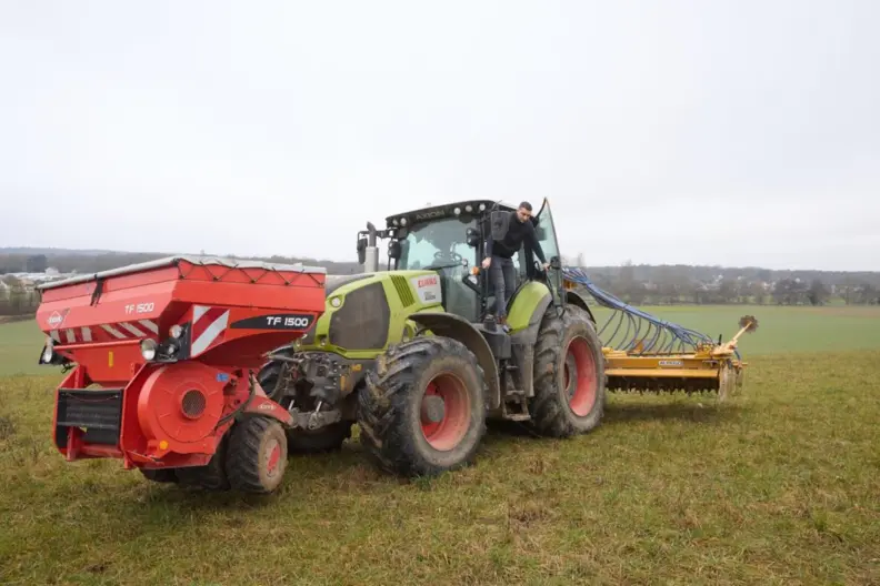 Tracteur dans un champ avec chef de culture