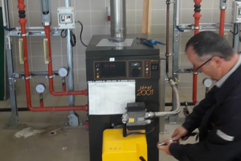 L'installateur thermique &agrave; c&ocirc;t&eacute; d'une chaudi&egrave;re