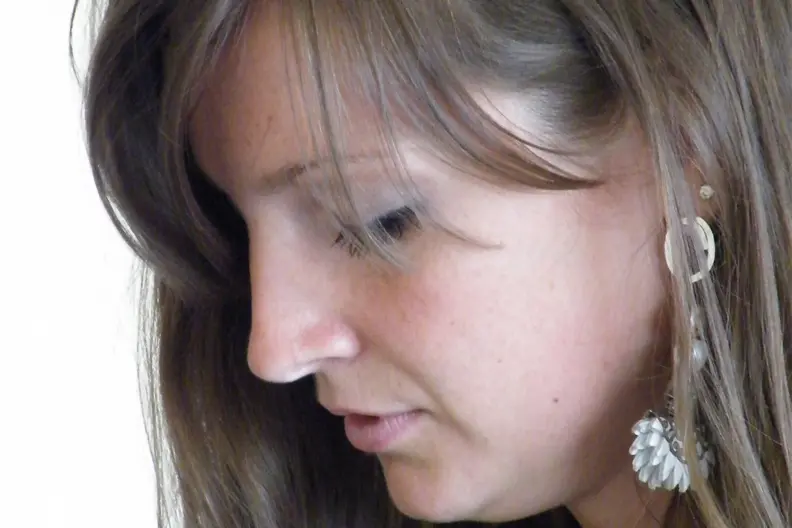 Portrait de profil de Gwendolyne Chemin. C'est une jeune femme blanche et brune.