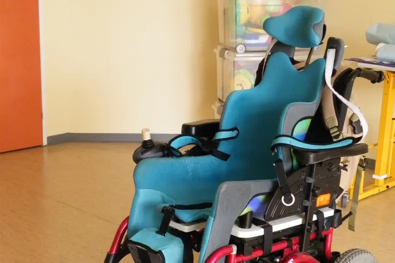 Fauteuil roulant &eacute;lectrique bleu.
