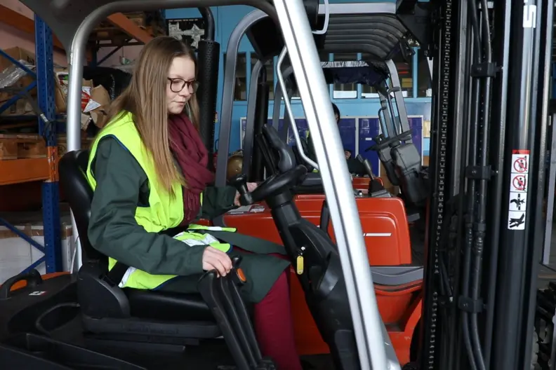 Une &eacute;l&egrave;ve conduit un transpalette