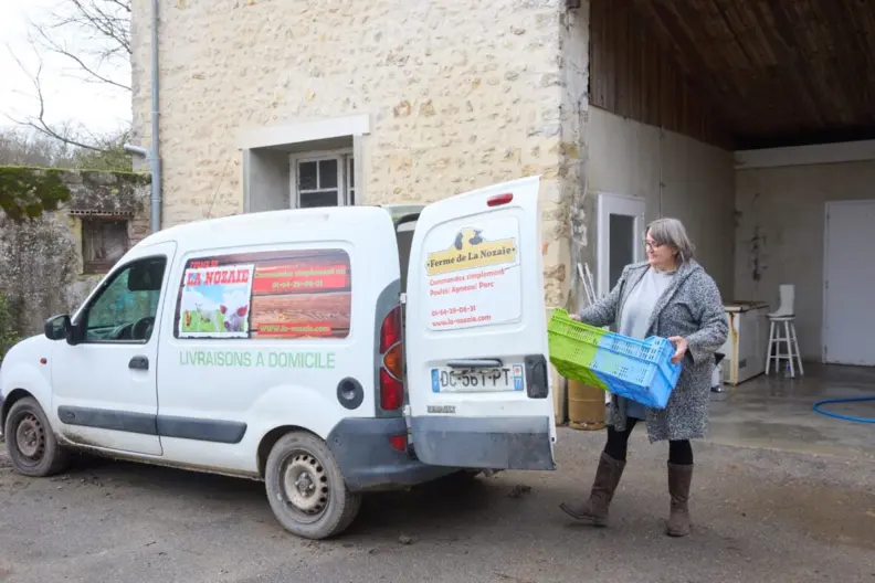 dame qui charge son v&eacute;hicule de livraison