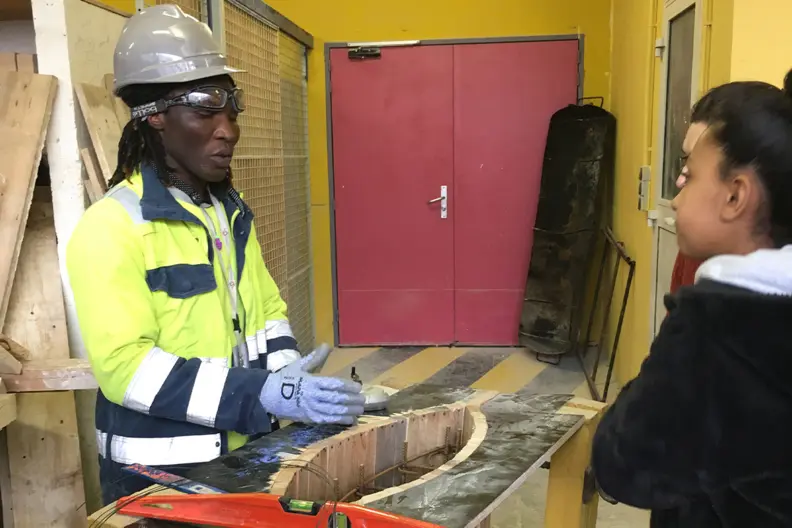 Un coffreur boiseur explique son travail &agrave; des 2 &eacute;l&egrave;ves