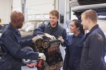Élèves en bac professionnel dans un garage d'application dans un lycée professionnel.