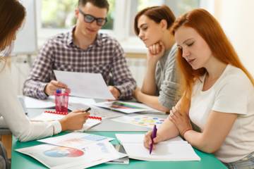 Travail collaboratif d’élèves analysant des graphiques et des données en sciences de gestion.